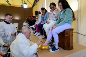 pope-francis-feet-washing-24